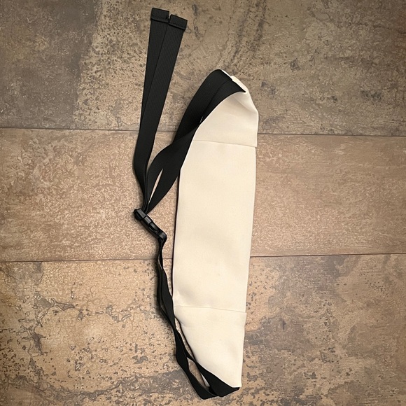 Free People Runner Belt Bag Slim Latte/Cream color bag w/ Black Strap NWT - Picture 4 of 4